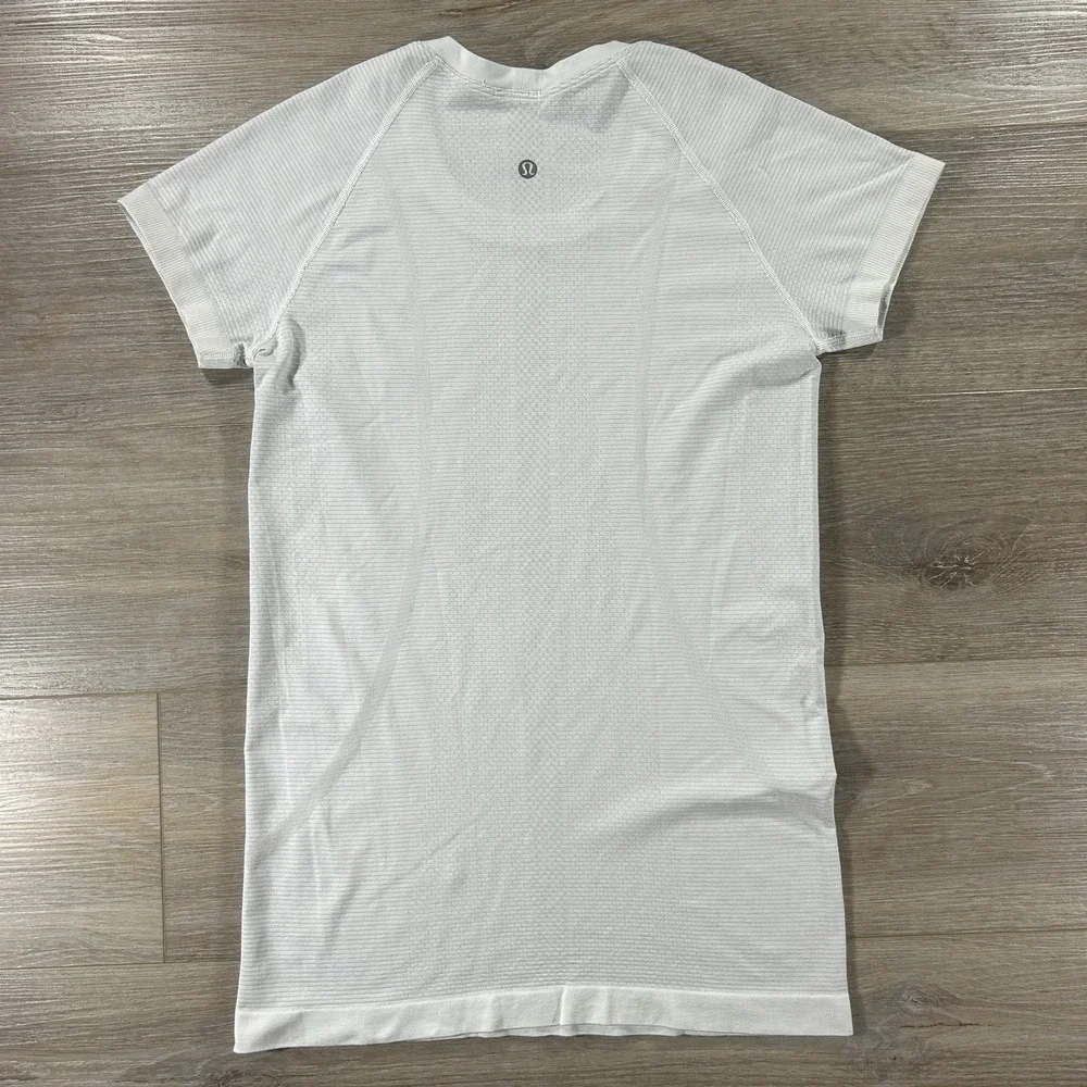 Lululemon Size 6 White Swiftly Tech Athletic Tee Short Sleeve Top Waist Length